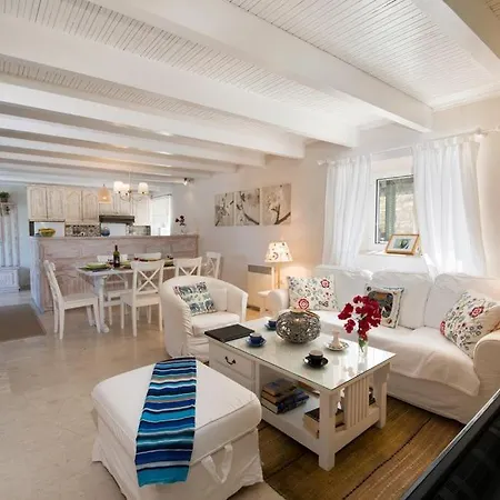 Maritsa, Magazia Villa *